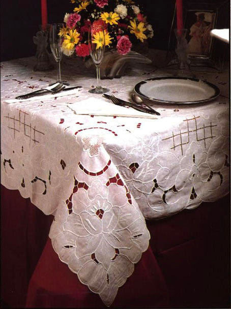 Bella Cutwork Tablecloth Set 68 Inch Round